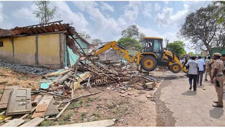 அரியலூரில் ஏரிக்கரைகளில் கட்டப்பட்டிருந்த 124 வீடுகள் முழுமையாக இடிப்பு