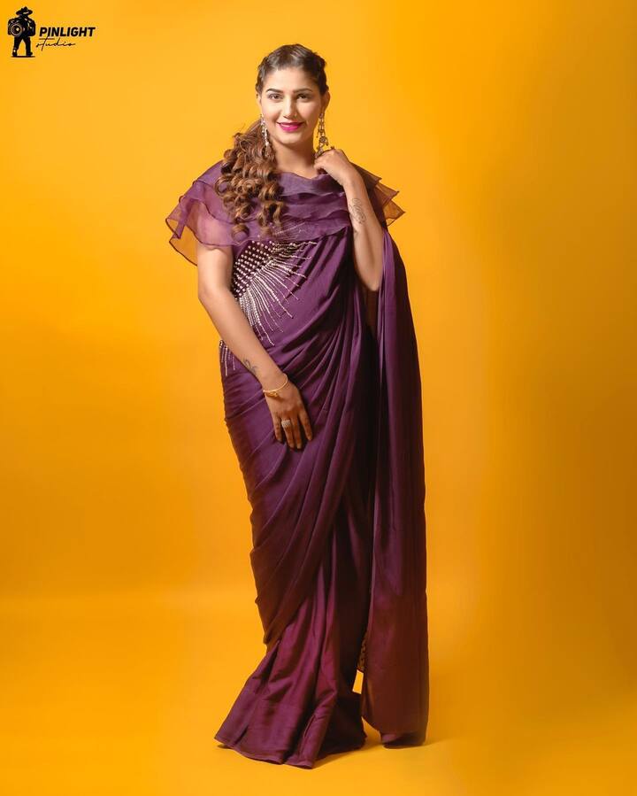 सपना चौधरी जेव्हा बिग बॉसच्या घरात पोहोचली तेव्हा तिची फॅन फॉलोइंग आणखीनच वाढली हे सर्वांनाच माहीत आहे. देशभरातील लोक तिला ओळखू लागले. सपना बिग बॉसच्या घरात कमी काळासाठी असेल पण तिने सर्वांची मनं जिंकली.(photo:itssapnachoudhary/ig)