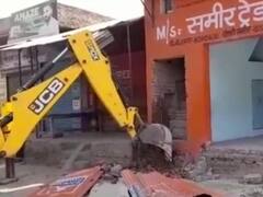 Kairana News: कुख्यात बदमाश मुकीम काला गैंग के करीबी जाबिर मुखिया की अवैध संपत्ति पर चला बुलडोजर, मुक्त कराई गई 6 बीघा जमीन