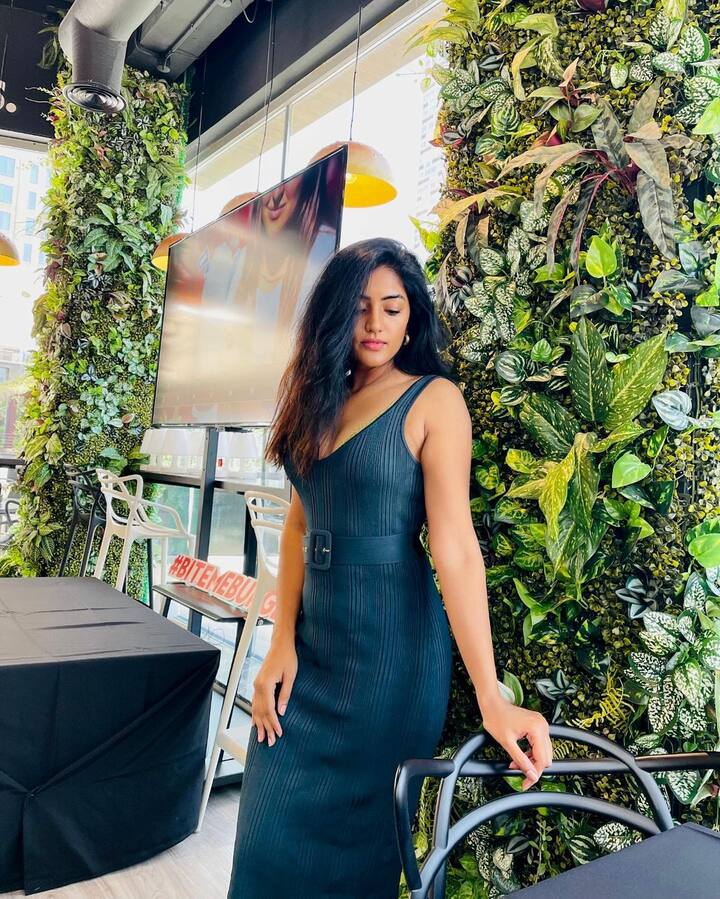 తెలుగింటి ఆడపిల్ల ఈషారెబ్బా. సినిమాలో తన లక్ ను పరీక్షించుకుంటోంది. కానీ ఇంతవరకు పెద్దగా ఏ సినిమా హిట్ కొట్టలేదు. అయినా ప్రయత్నం ఆపలేదు ఈషా. -Image credit: Eesharebba/Instagram