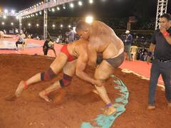 PHOTO : साताऱ्यात रंगलीये 'महाराष्ट्र केसरी'ची चुरस; लाल मातीत कुस्तीचा थरार