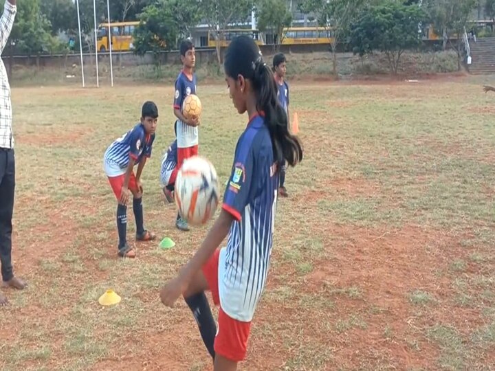 சர்வதேச ஜூனியர் கால்பந்து போட்டி: ஸ்பெயினுக்கு திண்டுக்கல் மாணவர்கள் தேர்வு