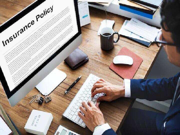 टर्म इंश्योरेंस लेते वक्त आमतौर पर लोग यह गलती करते हैं कि वह अपनी बीमारी के बारे में जानकारी नहीं देते हैं. ऐसा करने से बचें. अगर आप पहले से किसी तरह के स्वास्थ्य संबंधी समस्याओं से ग्रसित हैं तो इसकी जानकारी बीमा कंपनी को पहले ही दें. इससे बाद में क्लेम लेते वक्त किसी तरह की परेशानी का सामना नहीं करना पड़ेगा.