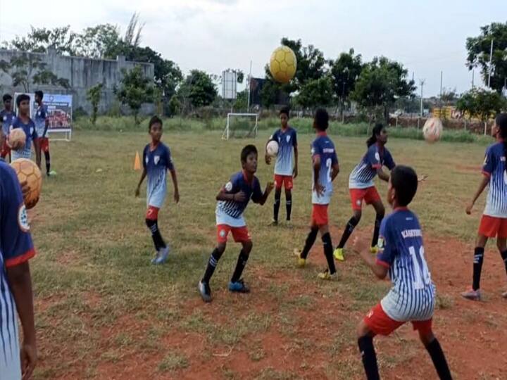 Dindigul: Dindigul students selected to play in the International Junior Football Tournament சர்வதேச ஜூனியர் கால்பந்து போட்டி: ஸ்பெயினுக்கு திண்டுக்கல் மாணவர்கள் தேர்வு