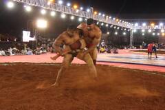 PHOTO : साताऱ्यात रंगलीये 'महाराष्ट्र केसरी'ची चुरस; लाल मातीत कुस्तीचा थरार