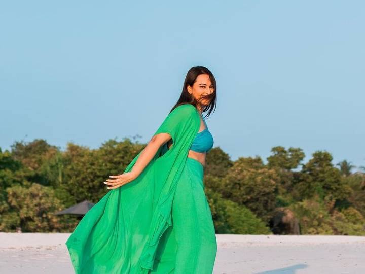 सध्या मालदीवमध्ये सुट्टी घालवणारी अभिनेत्री सोनाक्षी सिंह तिच्या आकर्षक सहलीच्या फोटोंनी इंटरनेटवर आग लावत आहे.(Instagram/@aslisona)