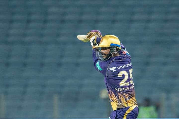 তবে অন্য ওপেনার ভেঙ্কটেশ আইয়ার ক্রিজে টিকে ছিলেন একেবারে শেষ পর্যন্ত। তিনি ৪১ বলে ৫০ রানের ইনিংস খেলেন।