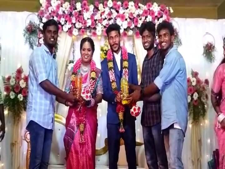 In chengalpattu government cheyyur friends gift a petrol to wedding couple அட.. கல்யாண பொண்ணுக்கு பையனுக்கும் பெட்ரோல் கிப்ட்.. செங்கல்பட்டில் ஒரு சம்பவம்..