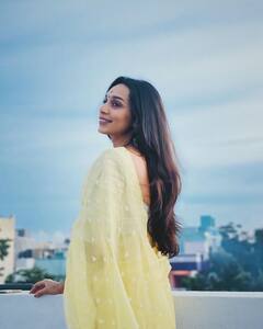 கொடியில் பூத்த மல்லிகை பூவாய் நடிகை சஞ்சனா நடராஜனின் க்ளிக்ஸ் .!