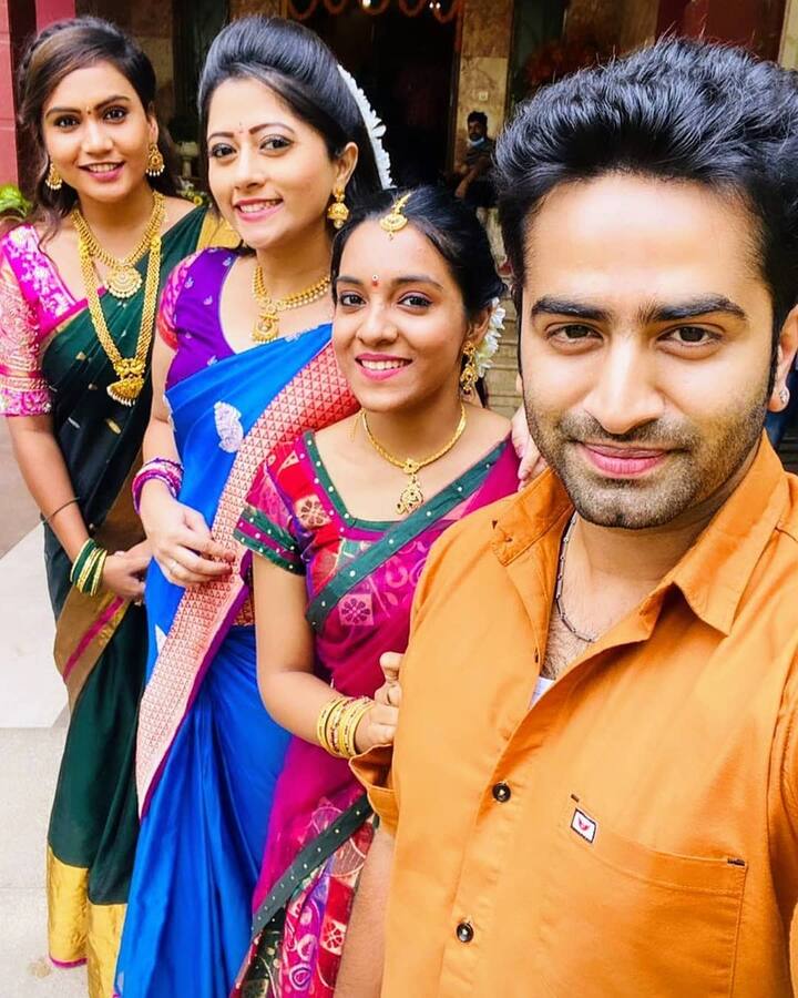 'ఇంటింటి గృహలక్ష్మి'  సీరియల్ టీమ్ (image credit : Kashturi/Instagram)