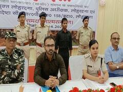 Jharkhand News: हत्या और आर्म्स एक्ट के आरोपी नक्सली ने किया सरेंडर, कहा- खौफ में लोग नक्सलियों को सौंप देते हैं बच्चे