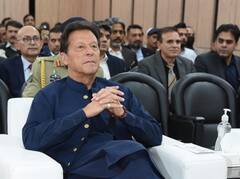 Explainer: आधी रात के घमासान के बाद कप्तानी से हटे इमरान, भारत के लिए क्या हैं इसके मायने