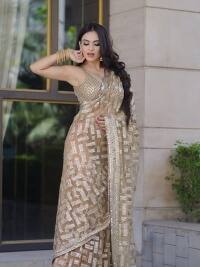 Neha Malik ने साड़ी में दिए कातिलाना पोज