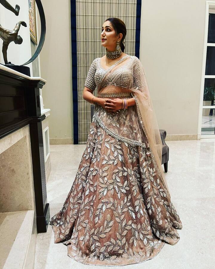सपना चौधरी जेव्हा बिग बॉसच्या घरातून बाहेर आली तेव्हा तिने तिचे वजन कमी केले. त्यानंतर ही अभिनेत्री पहिल्यांदाच वेस्टर्न आउटफिटमध्ये दिसली.(photo:itssapnachoudhary/ig)