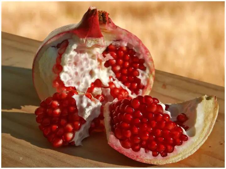 Women should eat a pomegranate daily benefits of pomegranate 40 ઉંમરને પાર કર્યા બાદ મહિલાઓએ રોજ એક દાડમ ખાવું જોઇએ, કારણ અને ફાયદા જાણી લો