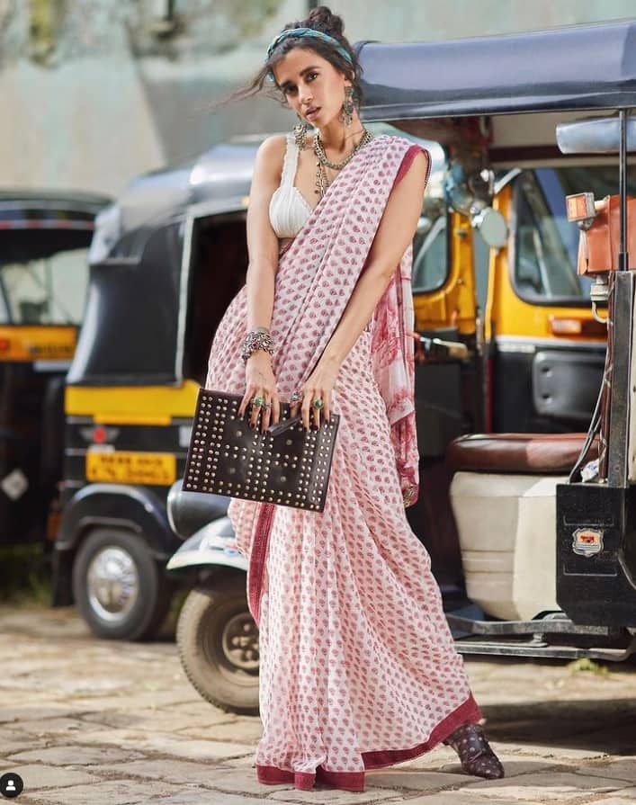 साल 2010 में सबा ने खुद की एक थिएटर कंपनी खोली थी. जिसका नाम उन्होंने 'द स्किन्स' रखा था. इसमें उन्होंने 'लवप्यूक' नाम का पहला प्ले डायरेक्ट किया था. एक्टिंग के अलावा सबा सिंगिंग का भी शौक रखती हैं.