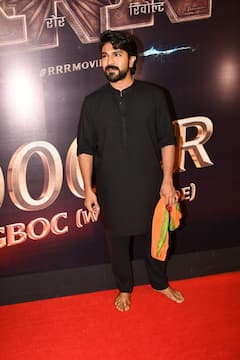 आरआरआर की सक्सेस के बाद क्यों नंगे पांव घूम रहे हैं राम चरण, सक्सेस पार्टी में भी पहुंचे ऐसे!