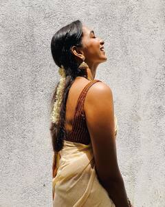 கொடியில் பூத்த மல்லிகை பூவாய் நடிகை சஞ்சனா நடராஜனின் க்ளிக்ஸ் .!