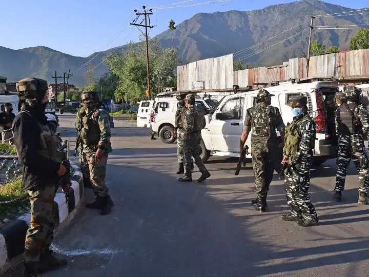 Jammu Kashmir Encounter two encounters in south kashmir many militants are believed to be trapped Jammu Kashmir Encounter : दक्षिण काश्मीरमध्ये दोन ठिकाणी दहशतवादी आणि जवानांमध्ये चकमक, अनेक भागात इंटरनेट बंद