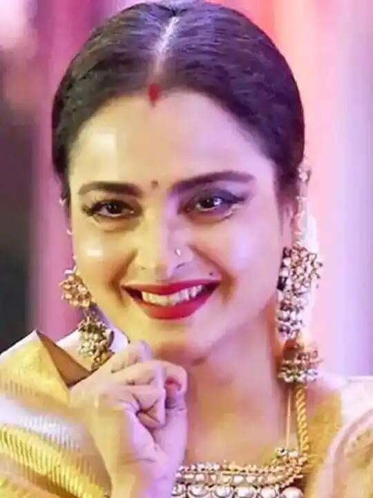 પીઢ અભિનેત્રી રેખાની સુંદરતાની ચર્ચાઓ આજે પણ થાય છે. અભિનેત્રીના ચહેરા પર કાળો તલ  છે, જે સ્પષ્ટ દેખાઈ રહ્યો છે.
