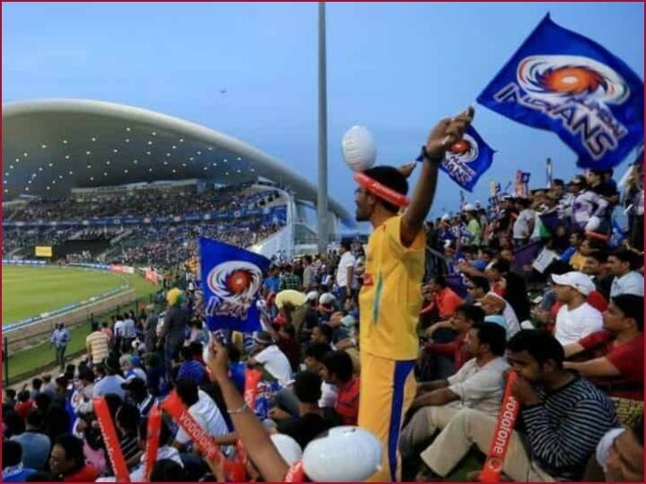 IPL 2022: Fans barred into entering the stadium with sticks along with flags IPL 2022: ফুটবলের ছায়া আইপিএল-এ, পতাকার সঙ্গে লাঠি নিয়ে স্টেডিয়ামে ঢুকতে বাধা