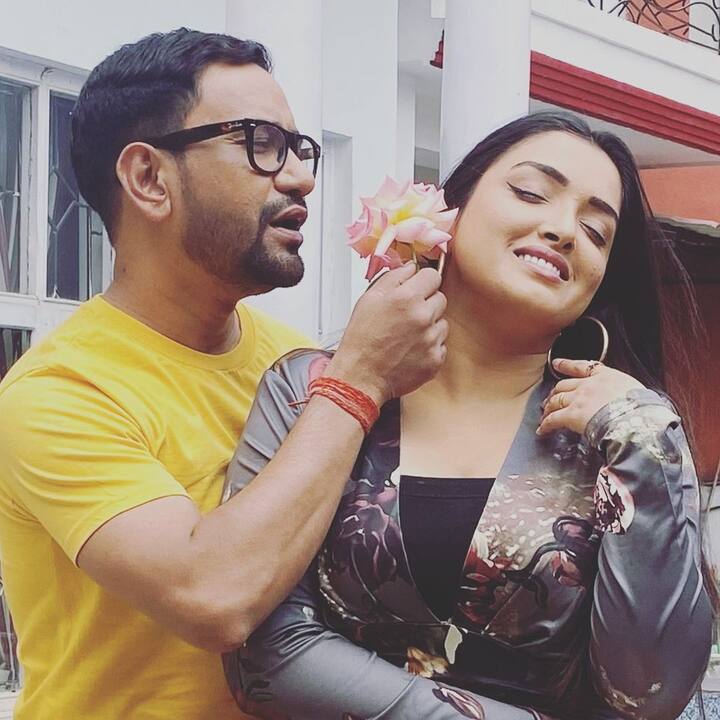 तस्वीर को शेयर करते हुए निरहुआ ने कैप्शन में लिखा कि, लव इन नेपाल.