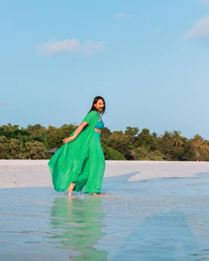 ప్రస్తుతం ఆమె రెండు సినిమాల్లో నటిస్తోంది. గతేడాది భుజ్ సినిమా ఓటీటీలో విడుదలైంది. -Image credit: SonakshiSinha/Instagram