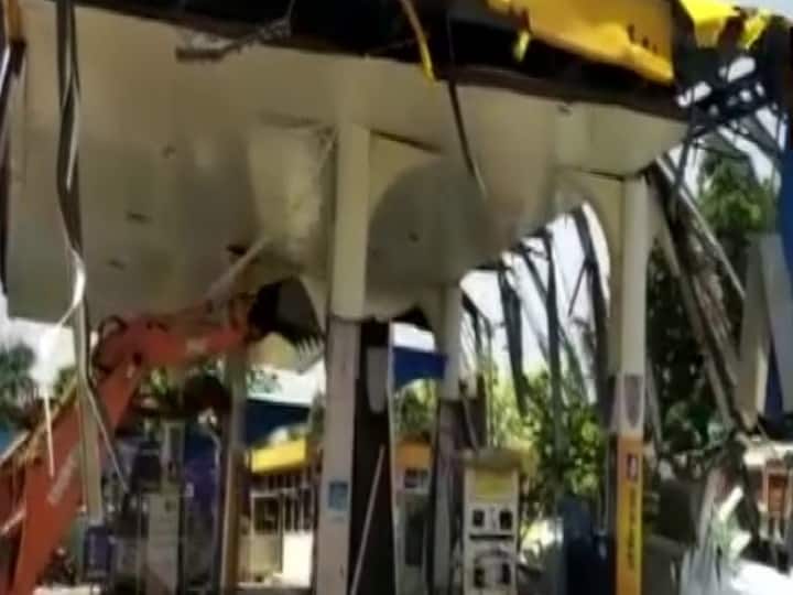 Watch District admin in Bareilly demolishes petrol pump owned by Samajwadi Party MLA Shazil Islam Watch: सपा विधायक शहजिल इस्लाम के पेट्रोल पंप पर चला योगी सरकार का बुलडोजर, विवादित बयान को लेकर चर्चा में थे