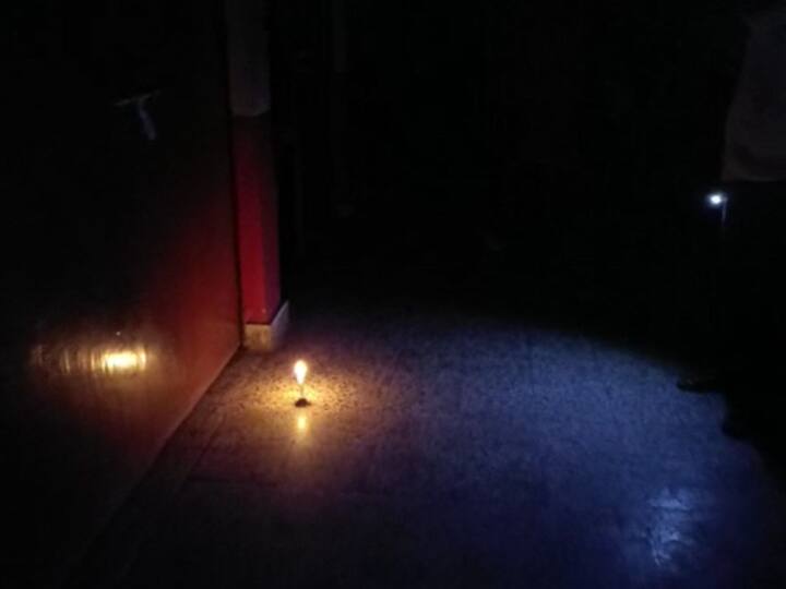 Maharajganj News: महराजगंज में स्वास्थ्य विभाग की बड़ी लापरवाही, मोमबत्ती और मोबाइल टॉर्च की रोशनी में हुई महिला की डिलीवरी Maharajganj Health Department Delivery of woman in candle and mobile torch light ann Maharajganj News: महराजगंज में स्वास्थ्य विभाग की बड़ी लापरवाही, मोमबत्ती और मोबाइल टॉर्च की रोशनी में हुई महिला की डिलीवरी