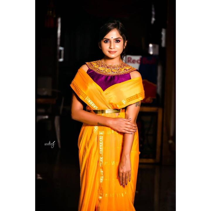 కృష్ణవేణి సీరియల్ తో బుల్లితెర ప్రేక్షకులకు దగ్గరైన రక్షా గౌడ ప్రస్తుతం 'గుప్పెడంత మనసు' సీరియల్ లో నటిస్తోంది. వసుధార పాత్రలో రక్షా గౌడ నటనకు చాలామంది అభిమానులున్నారు.