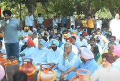 ਵੱਧਦੀ ਮਹਿੰਗਾਈ ਖਿਲਾਫ਼ ਪੰਜਾਬ ਕਾਂਗਰਸ ਦਾ ਜ਼ੋਰਦਾਰ ਪ੍ਰਦਰਸ਼ਨ, Chandigarh 'ਚ ਕਾਂਗਰਸ ਭਵਨ ਦੇ ਬਾਹਰ ਮੁਜ਼ਾਹਰਾ