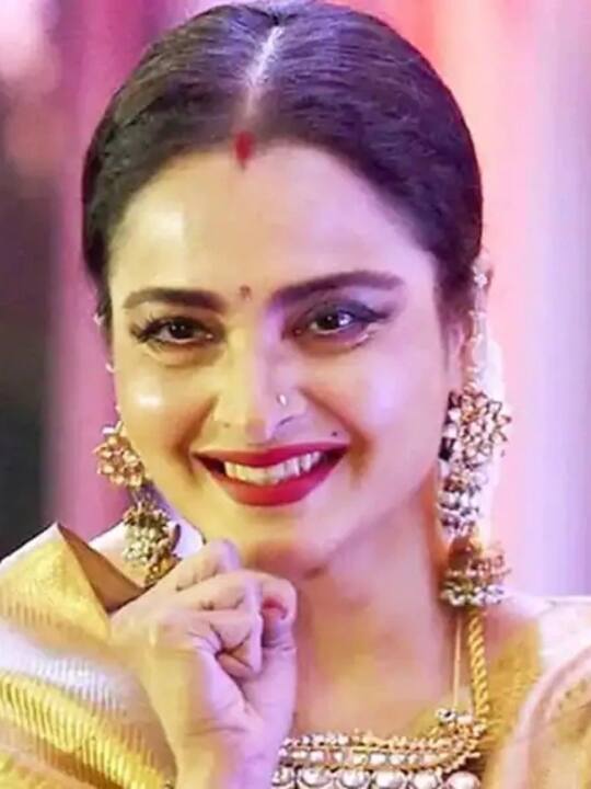 दिग्गज एक्ट्रेस रेखा की खूबसूरती के चर्चे आज भी होते हैं. एक्ट्रेस के चेहरे पर एक काला तिल है, जो साफ नजर आता है.