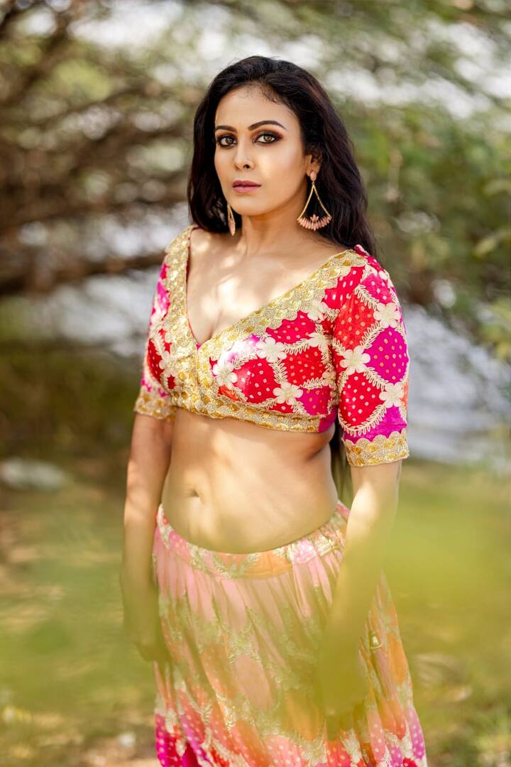 చాందిని తెలుగు అమ్మాయే. ఆమె తండ్రిది తమిళనాడు అయినప్పటికీ... తల్లి పద్మాంజలి తెలుగు ఆవిడ. చాందిని కూడా తెలుగు చక్కగా మాట్లాడతారు.