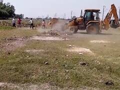 Auraiya News: औरैया में दबंगों पर प्रशासन की बड़ी कार्रवाई, अवैध रूप से कब्जाई जमीन को कराया मुक्त