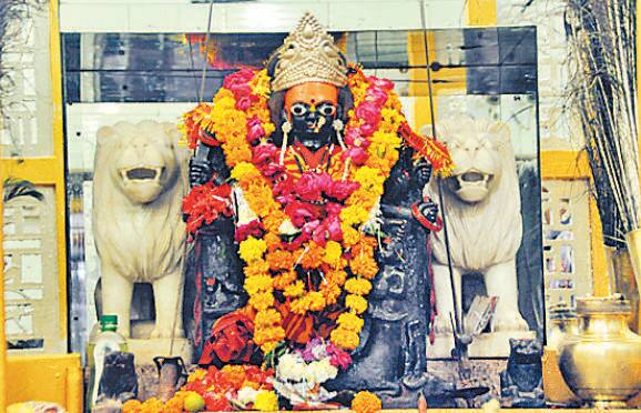 मांढरे की माता मंदिर, ग्वालियर - मांढरे की माता का मंदिर कंपू क्षेत्र के कैंसर पहाड़ी पर बना हुआ है. जिसमें महिषासुर मर्दिनी मां महाकाली की अष्टभुजा प्रतिमा स्थापित है. इस मंदिर में दर्शन के लिए दूर-दूर से लोग आते हैं.