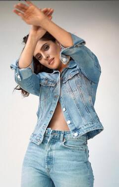 Priya Bapat : ब्यू डेनिम अन् मेसी हेअर; प्रिया बापटचा क्लासी अंदाज