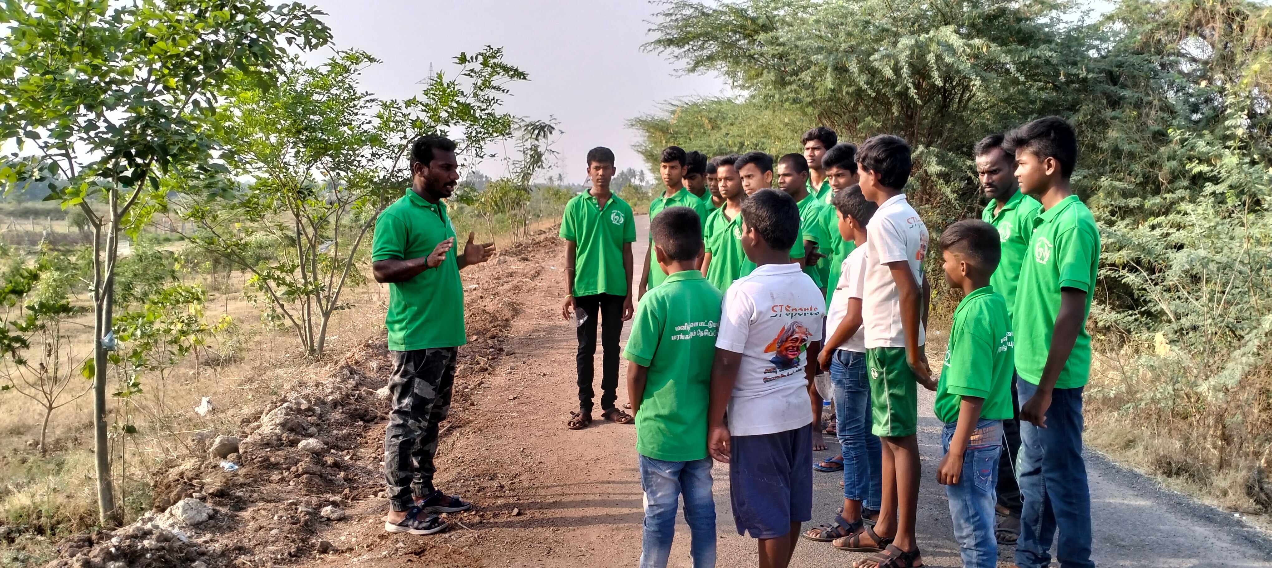 மரத்தில் வாட்டர் கேன்களை கட்டிவைத்து, பறவைகளை இளைப்பாற்றும் அன்புச் சிறுவர்கள்.. ஒரு அன்புக்கதை..