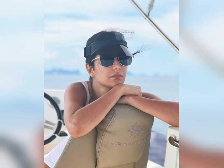 कतरिनाने कॅमेऱ्यासमोर किलर पोज देऊन चाहत्यांना घायाळ केले आहे.