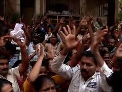 PHOTO : शरद पवार यांच्या निवासस्थानात घुसून एसटी कर्मचाऱ्यांकडून चप्पल फेक, आंदोलक आक्रमक