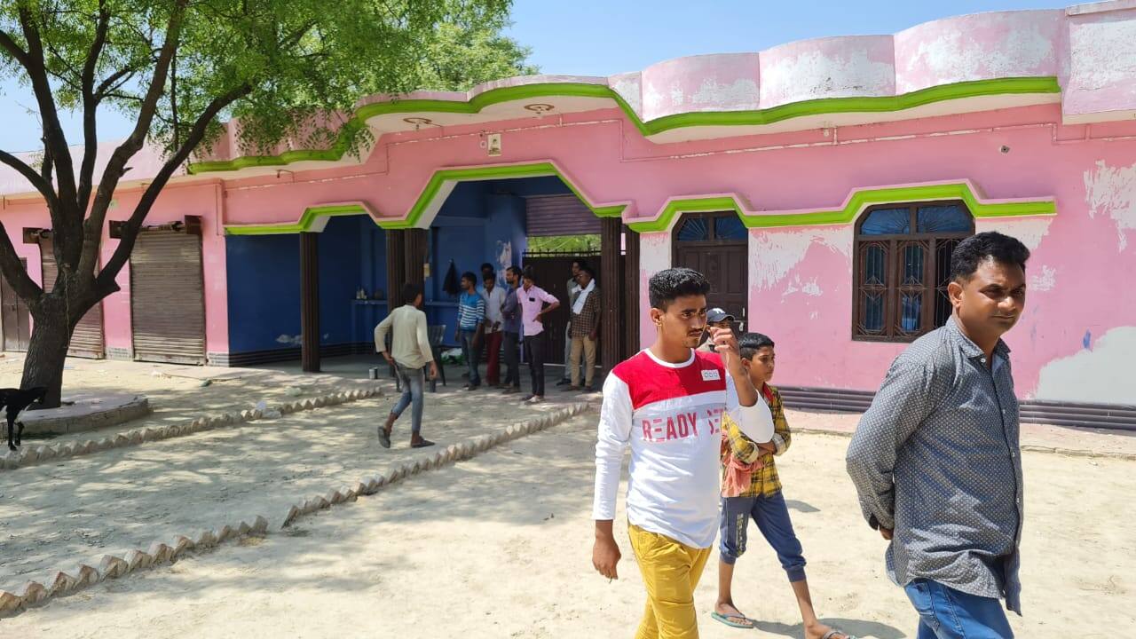 Amethi News: अमेठी में जिला प्रशासन ने वन विभाग की जमीन को कराया कब्जा मुक्त, अवैध कॉम्पलेक्स पर चलवाया बुलडोजर