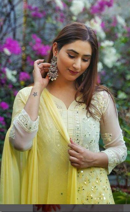 દિશા પરમારનો ગ્લેમરસ અંદાજ