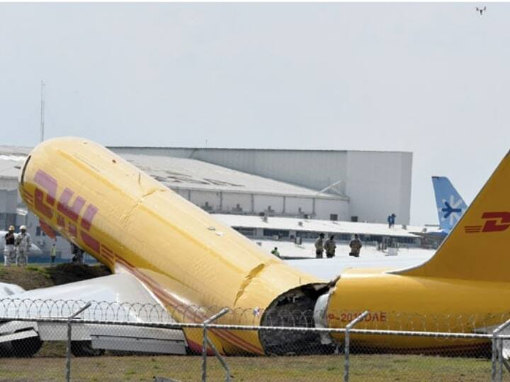Watch Cargo plane broken into two pieces after crash landing at airport, watch video Watch: हवाई अड्डे पर क्रैश लैंडिंग के बाद दो टुकड़ों में टूटा कार्गो विमान, देखें वीडियो