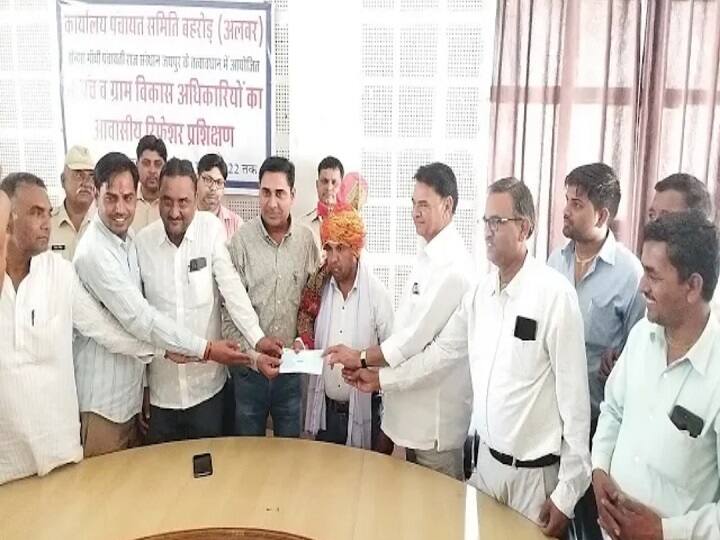 Rajasthan News: mla Baljeet Yadav gives 51,000 rupees cheque to a man after arresting of sarpanch husband in bribe case in alwar annn Alwar News: अलवर में भ्रष्टाचार को उजागर करने वाला शख्स सम्मानित, रिश्वत मामले में सरपंच पति हुआ था गिरफ्तार