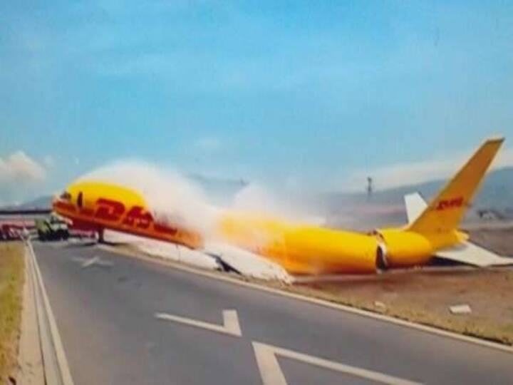 Cargo Plane Splits In 2 After Crash Landing At Costa Rica Airport - watch video Shocking Video : தரையிறங்கும்போது இரண்டு துண்டாக உடைந்த விமானம்.. அதிர்ச்சி வீடியோ