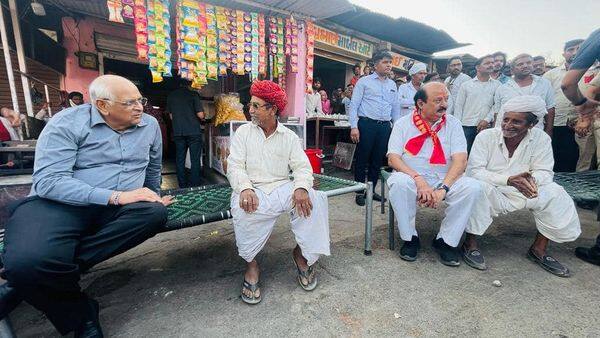 ભૂપેન્દ્ર પટેલે ગ્રામજનો સાથે ગ્રામ જન બની ચાની ચૂસકી લીધી અને નાસ્તો પણ કર્યો હતો.