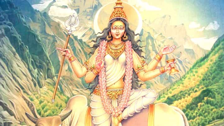 बता दें कि मां महागौरी का रंग बहुत ही गौरी था. इसलिए उन्हें महागौरी या श्वेताम्बरधरा भी कहा जाता हैं.  इनके रंग की उपमा शंख, चन्द्र देव और कन्द के फूल से की जाती है. मां शैलपुत्री की तरह इनका वाहन भी बैल है. इसलिए इन्हें भी वृषारूढ़ा कहा जाता है।
