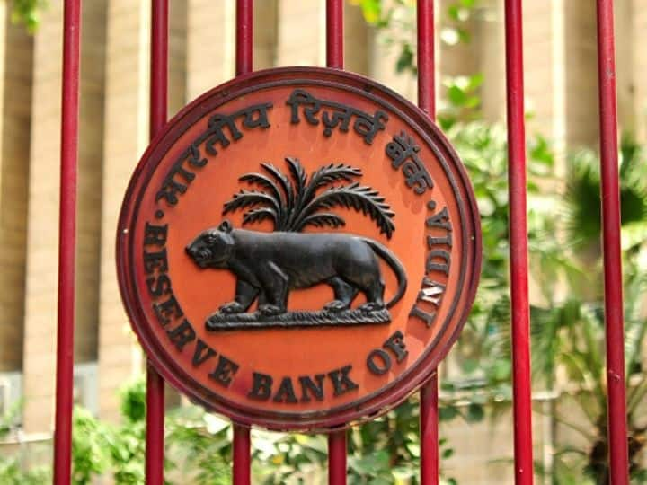 rbi may hike repo rate in upcoming Monetary Policy Committee in month of june RBI: जूनमध्ये कर्ज आणखी महाग होणार? रेपो दरात वाढ होण्याची शक्यता