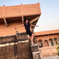 In Pics: पंजाबी फिल्म Long Lachi 2 की शूटिंग के लिए राजस्थान पहुंची Neeru Bajwa, फैन्स के साथ शेयर किया कूल लुक