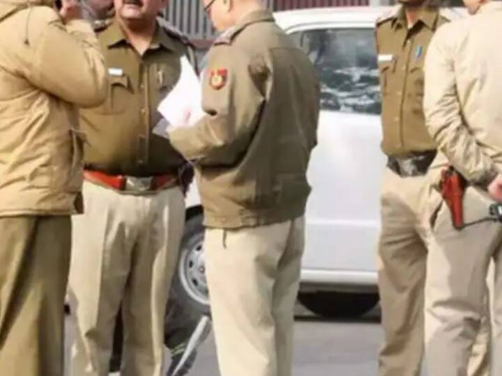 Who is this goon hiding in khaki uniform ख़ाकी वर्दी में छुपा ये गुंडा आखिर कौन है?