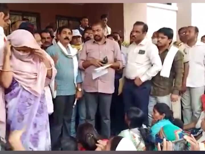 Akola News crime  womens cheated in name of self-employment in Akola by NCP Party workers अकोल्यात स्वयंरोजगाराच्या नावाखाली महिलांची कोट्यवधींची फसवणूक; राष्ट्रवादीच्या पदाधिकाऱ्यावर आरोप